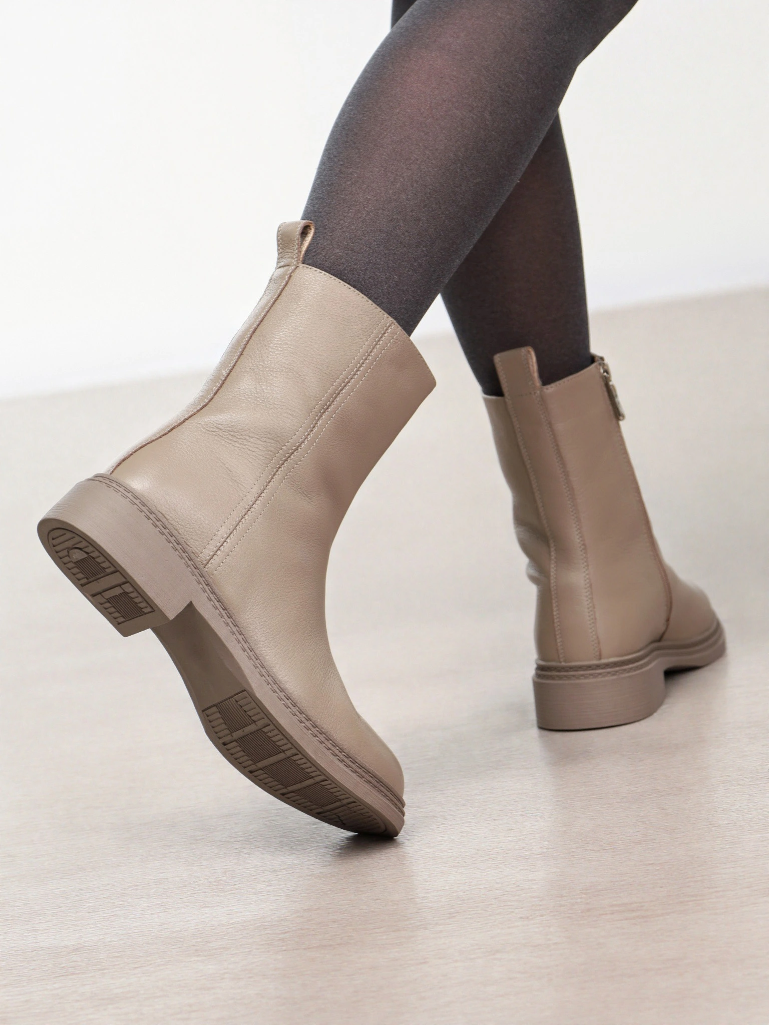 Ботинки серого цвета на среднем широком каблуке